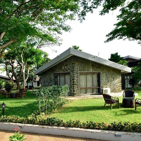 Caves County Resort Malegaon Exteriör bild