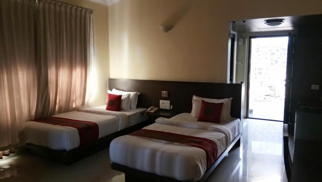 Caves County Resort Malegaon Exteriör bild