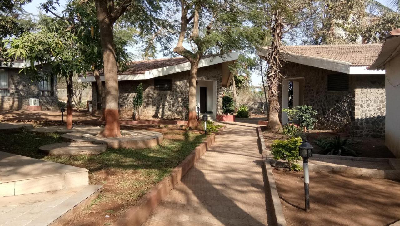 Caves County Resort Malegaon Exteriör bild