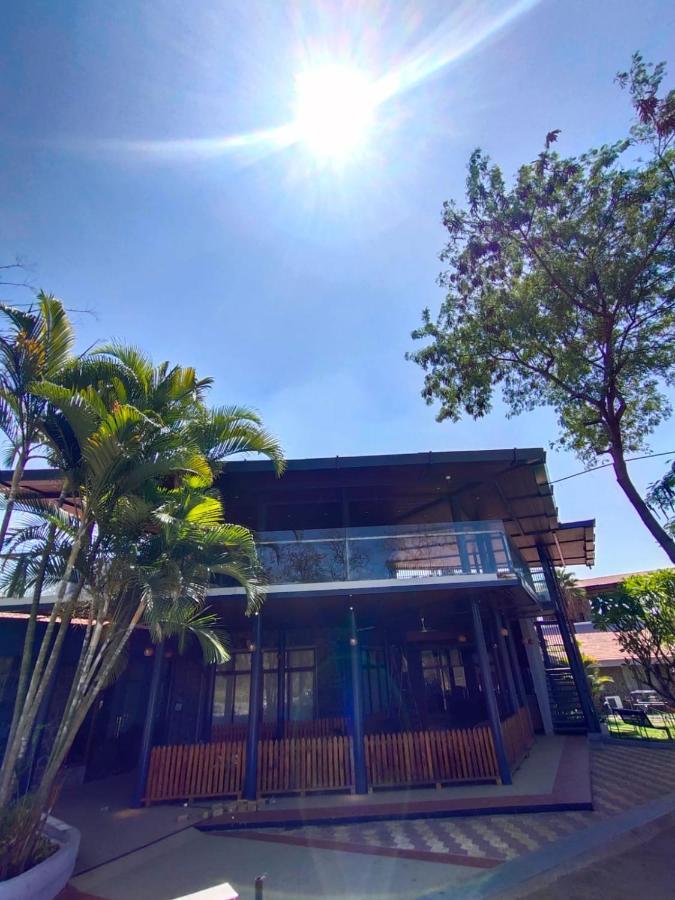 Caves County Resort Malegaon Exteriör bild