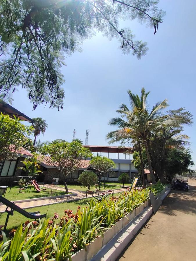 Caves County Resort Malegaon Exteriör bild