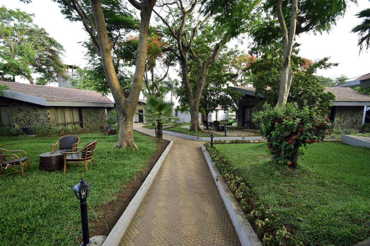 Caves County Resort Malegaon Exteriör bild