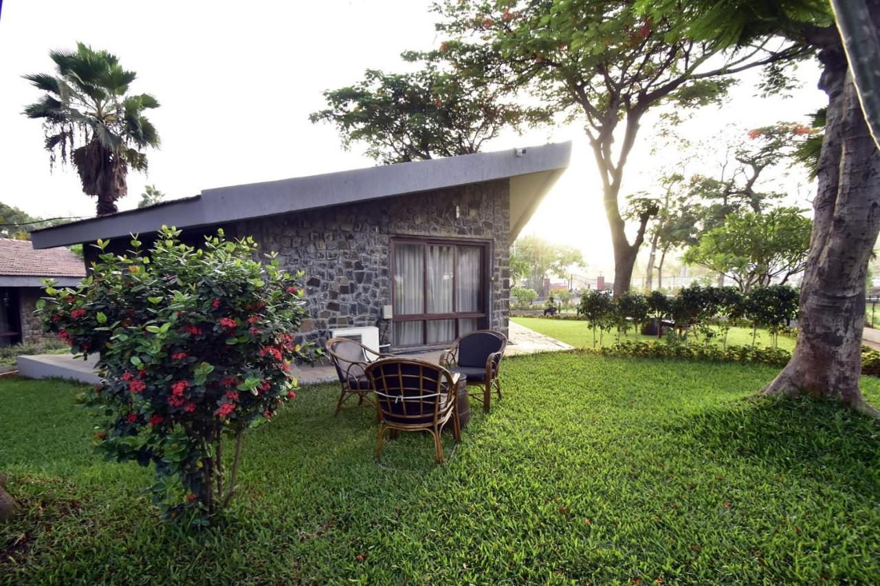 Caves County Resort Malegaon Exteriör bild
