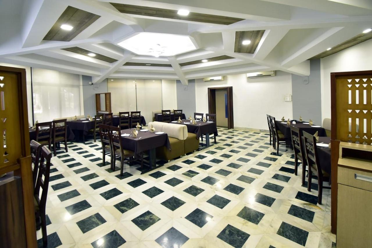 Caves County Resort Malegaon Exteriör bild