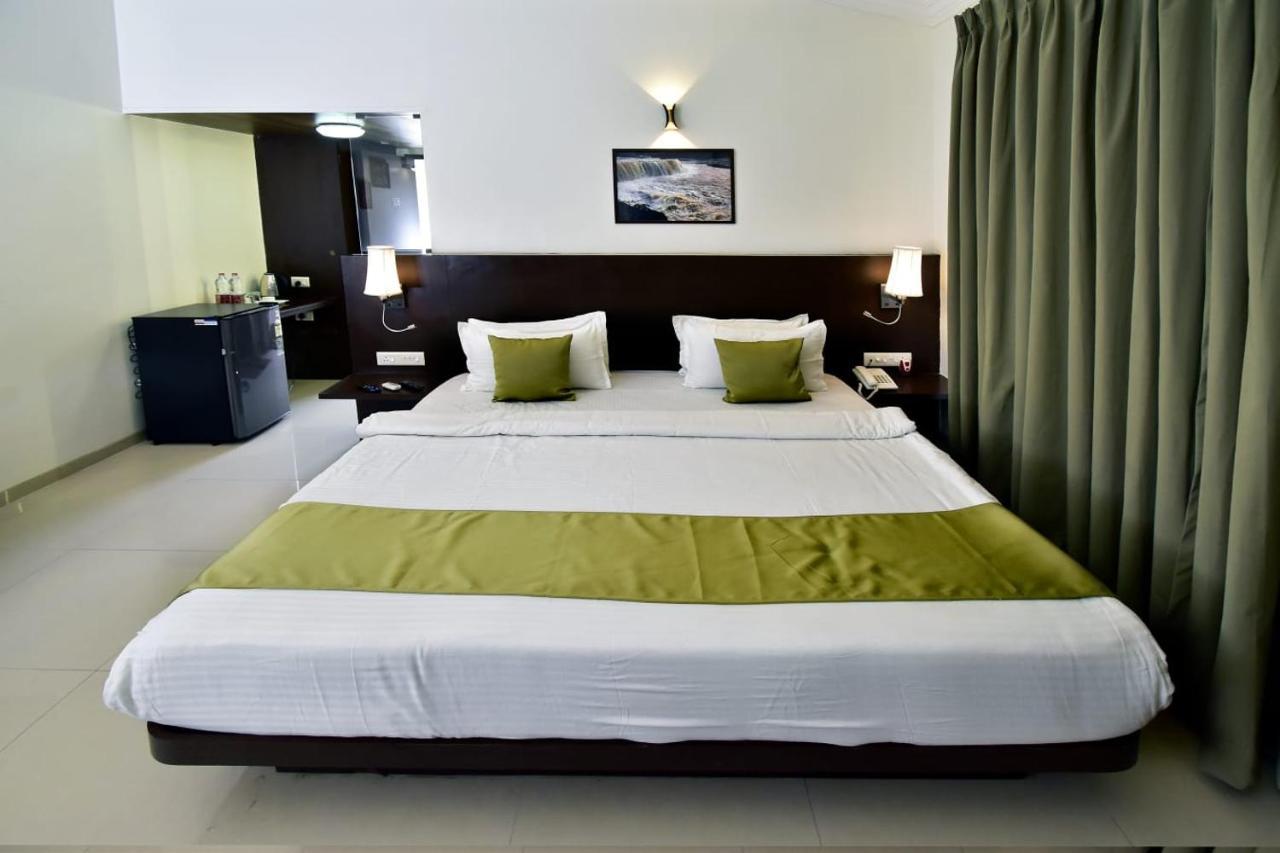 Caves County Resort Malegaon Exteriör bild