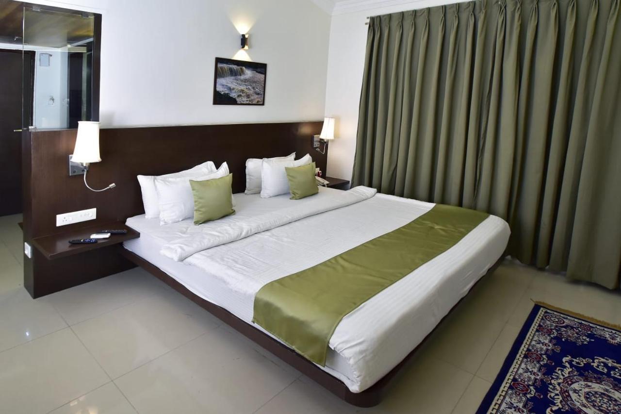 Caves County Resort Malegaon Exteriör bild