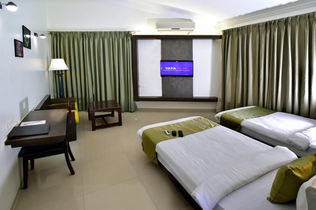 Caves County Resort Malegaon Exteriör bild