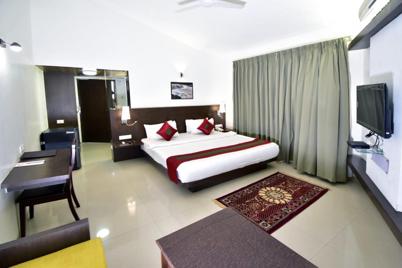 Caves County Resort Malegaon Exteriör bild