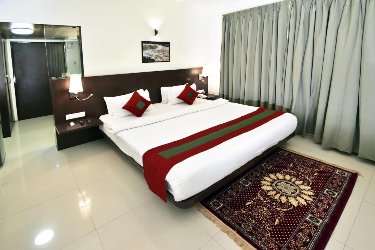 Caves County Resort Malegaon Exteriör bild