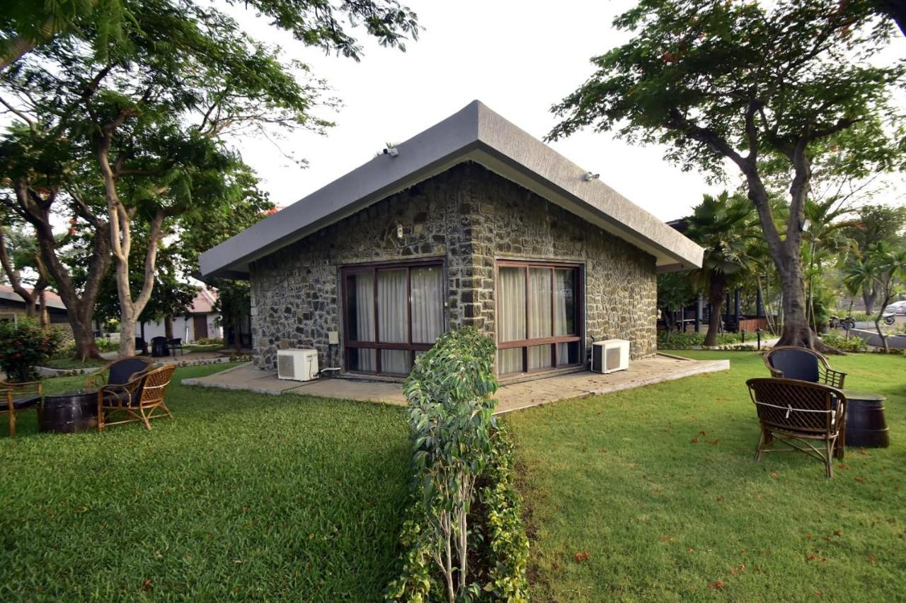 Caves County Resort Malegaon Exteriör bild
