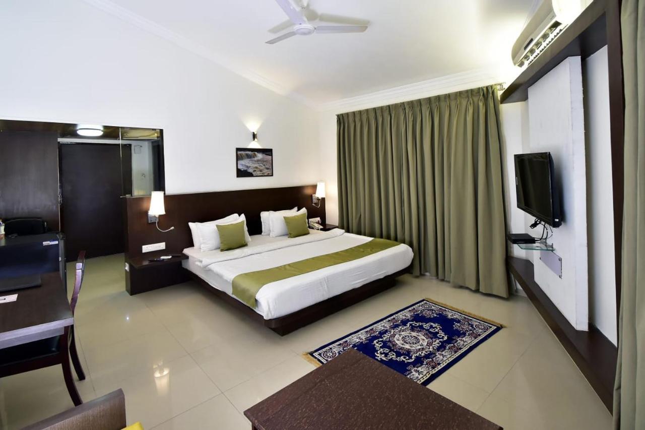 Caves County Resort Malegaon Exteriör bild