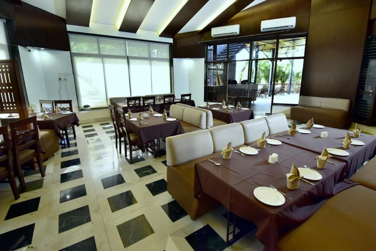 Caves County Resort Malegaon Exteriör bild