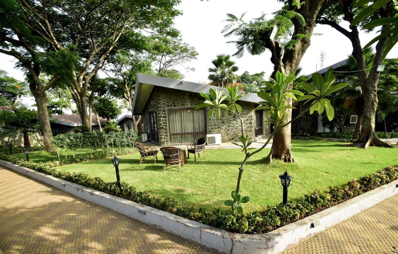 Caves County Resort Malegaon Exteriör bild