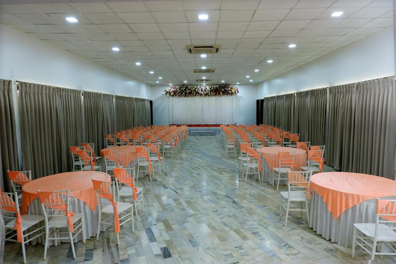 Caves County Resort Malegaon Exteriör bild
