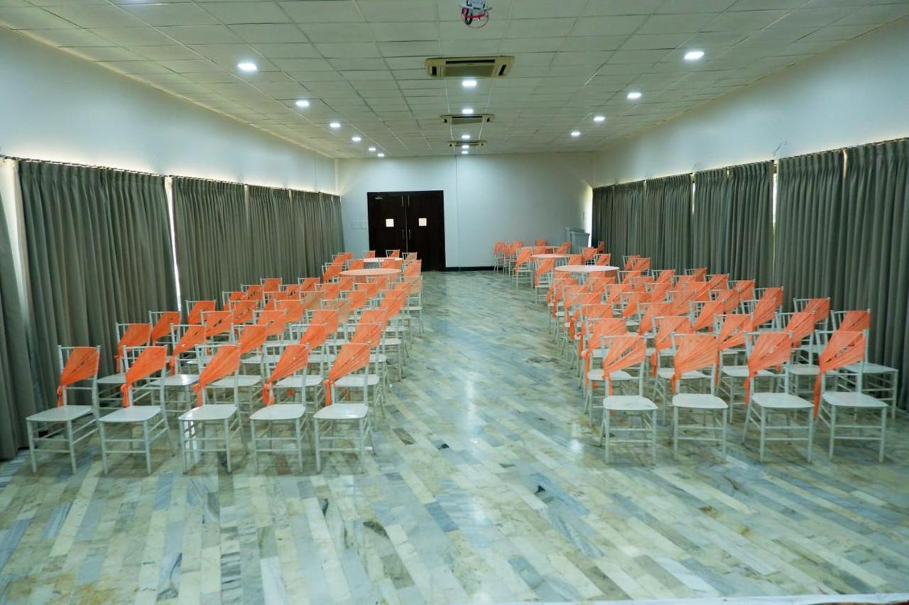 Caves County Resort Malegaon Exteriör bild