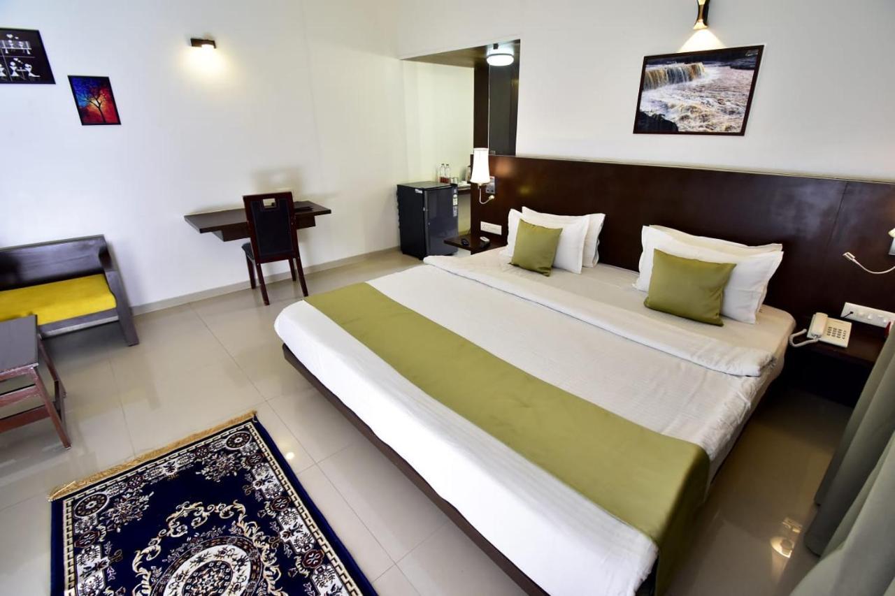 Caves County Resort Malegaon Exteriör bild