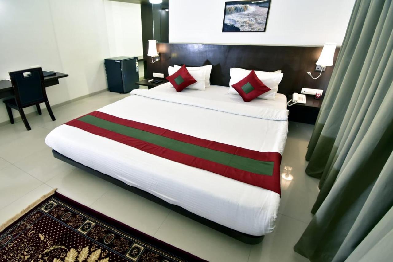 Caves County Resort Malegaon Exteriör bild