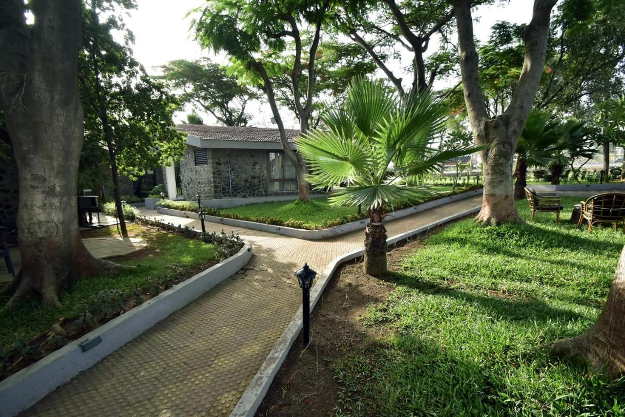 Caves County Resort Malegaon Exteriör bild