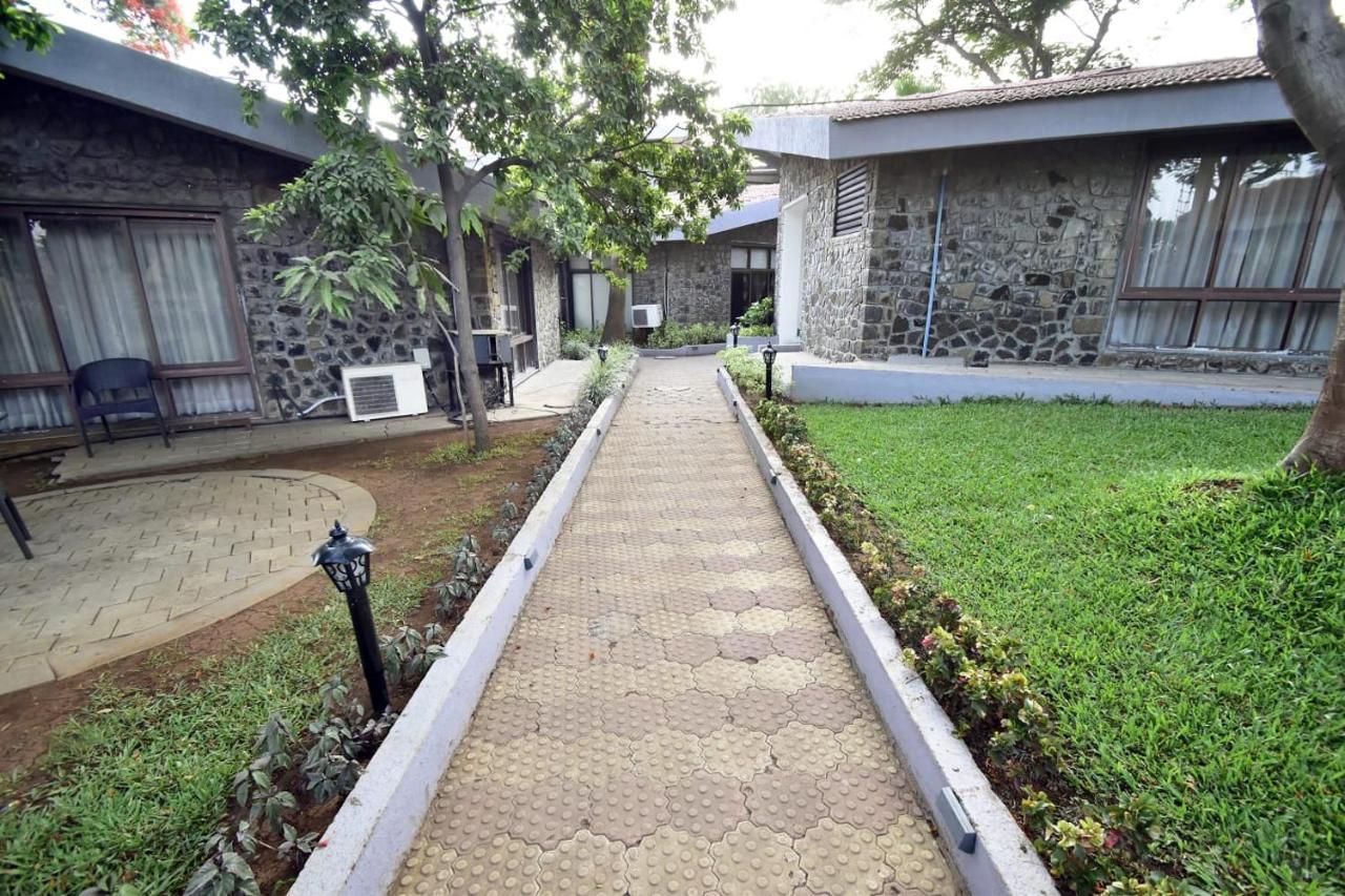 Caves County Resort Malegaon Exteriör bild