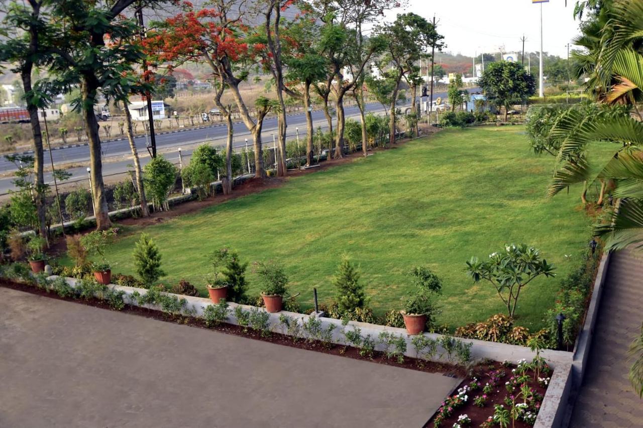Caves County Resort Malegaon Exteriör bild