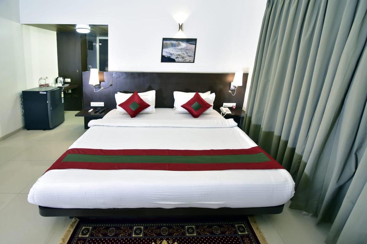 Caves County Resort Malegaon Exteriör bild