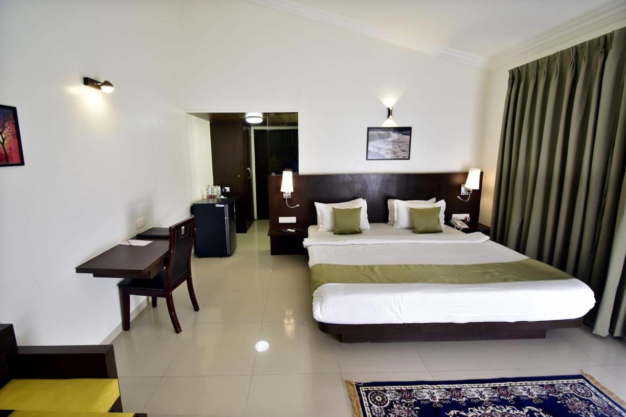 Caves County Resort Malegaon Exteriör bild