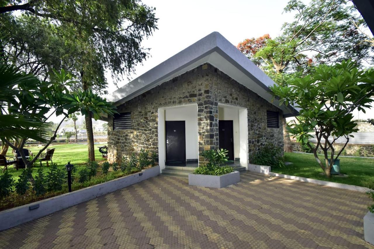 Caves County Resort Malegaon Exteriör bild