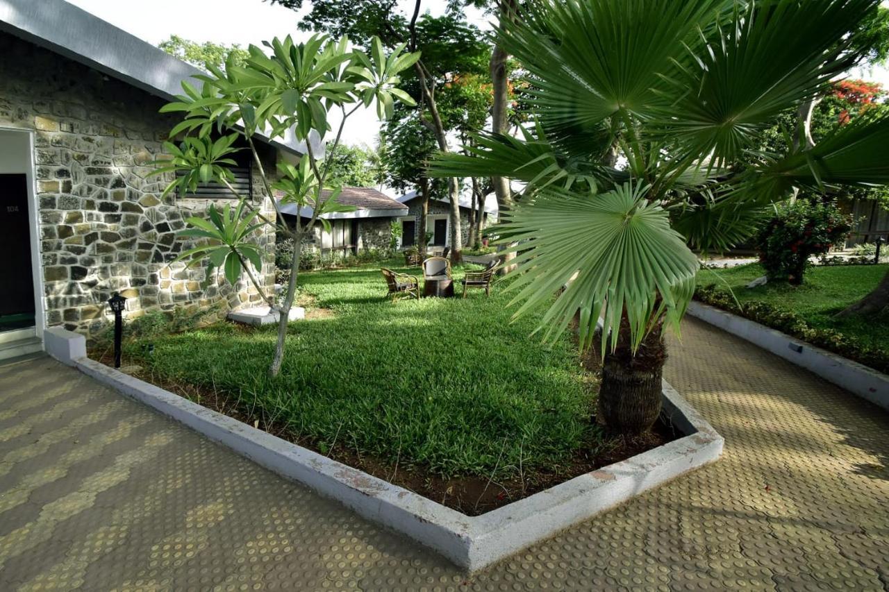Caves County Resort Malegaon Exteriör bild