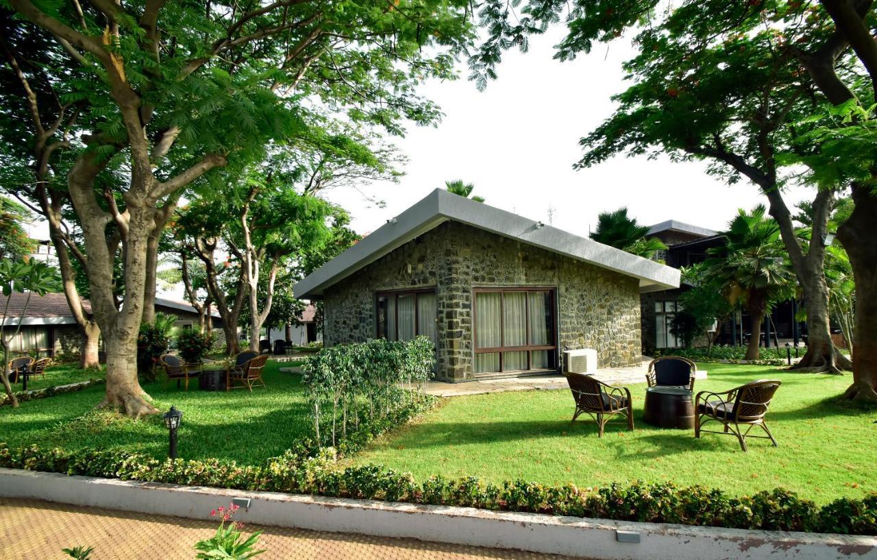 Caves County Resort Malegaon Exteriör bild