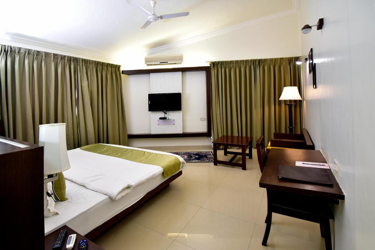 Caves County Resort Malegaon Exteriör bild
