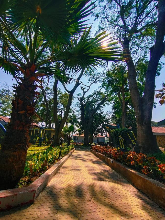Caves County Resort Malegaon Exteriör bild
