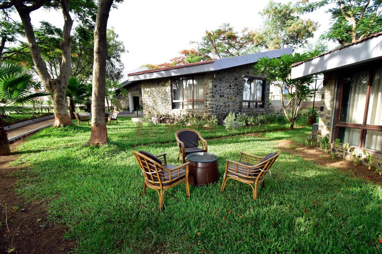 Caves County Resort Malegaon Exteriör bild